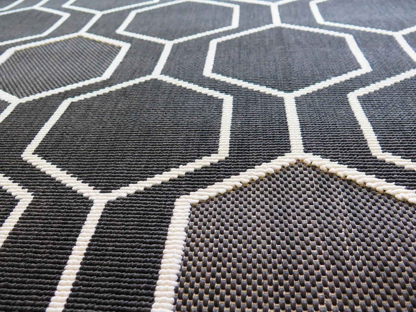 Black and Cream Hexagon Trellis Pattern Area Rug – 120 x 170 cm